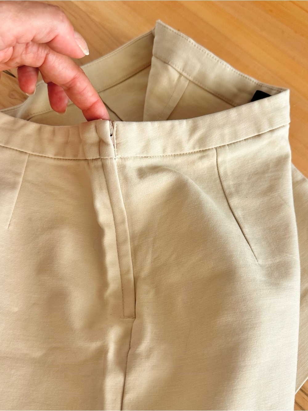 H&M beige dressy shorts 4 - Picture 3 of 4